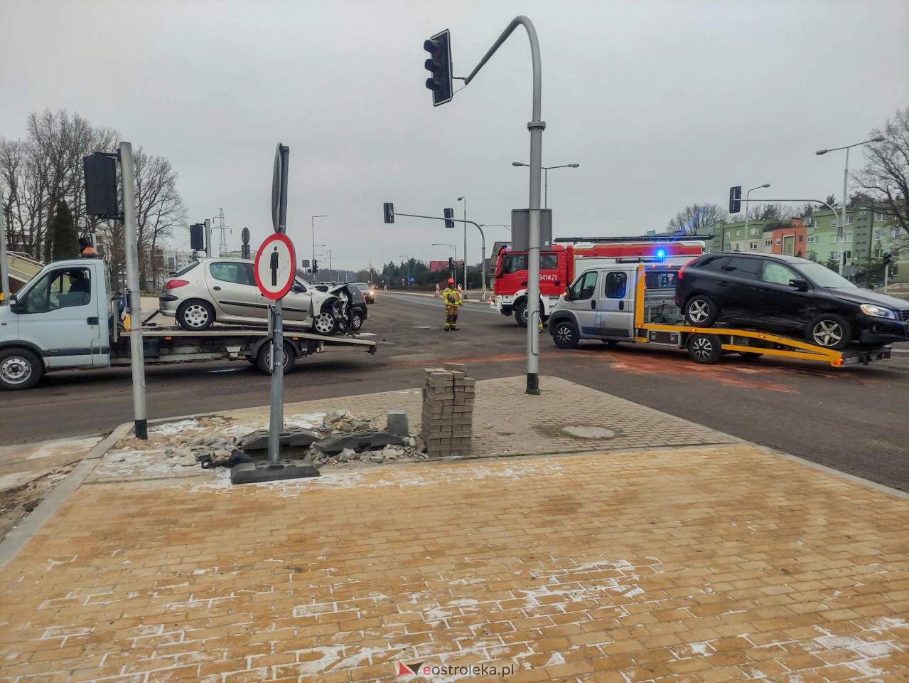 Zderzenie dwóch aut przy kościele św. Franciszka [05.12.2022] - zdjęcie #5 - eOstroleka.pl