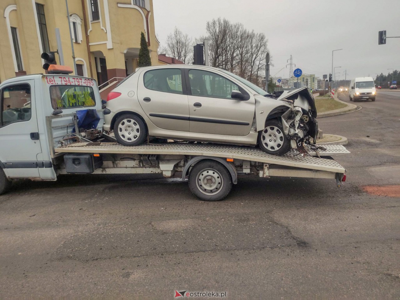Zderzenie dwóch aut przy kościele św. Franciszka [05.12.2022] - zdjęcie #2 - eOstroleka.pl