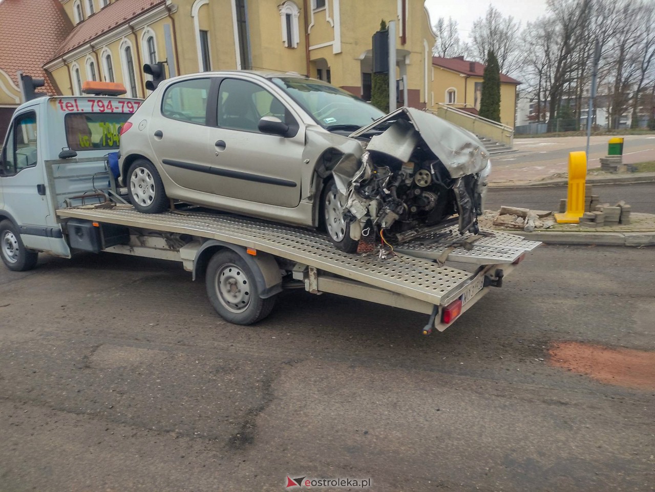 Zderzenie dwóch aut przy kościele św. Franciszka [05.12.2022] - zdjęcie #3 - eOstroleka.pl