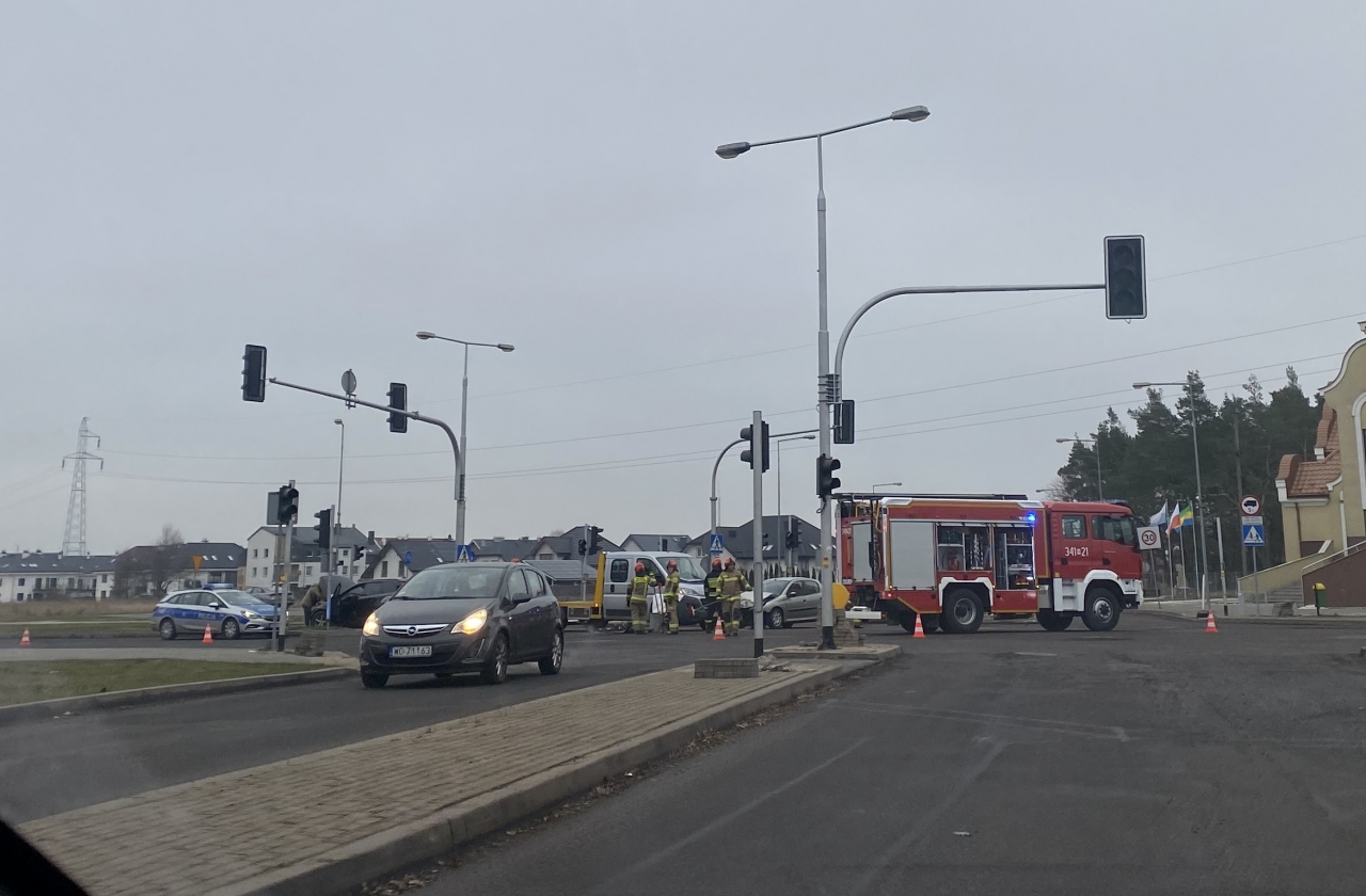 Zderzenie dwóch aut przy kościele św. Franciszka [05.12.2022] - zdjęcie #1 - eOstroleka.pl