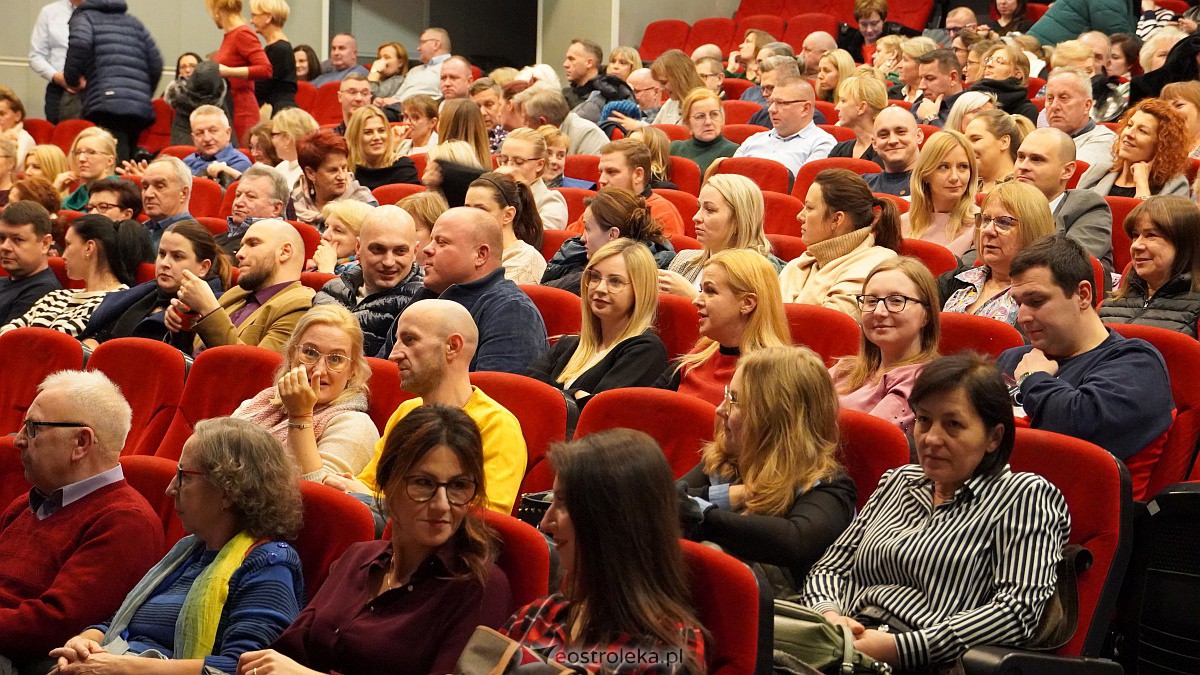 „Najsłodszy owoc” - spektakl komediowy w Ostrołęckim Centrum Kultury [5.12.2022]  - zdjęcie #35 - eOstroleka.pl