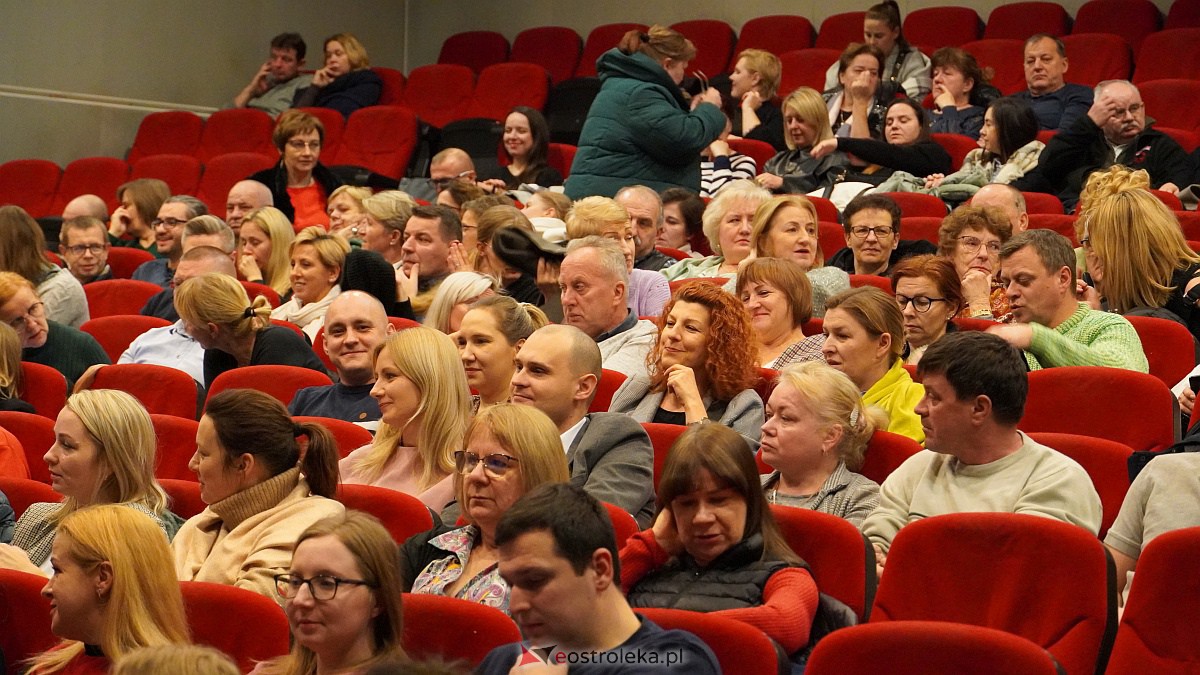 „Najsłodszy owoc” - spektakl komediowy w Ostrołęckim Centrum Kultury [5.12.2022]  - zdjęcie #34 - eOstroleka.pl