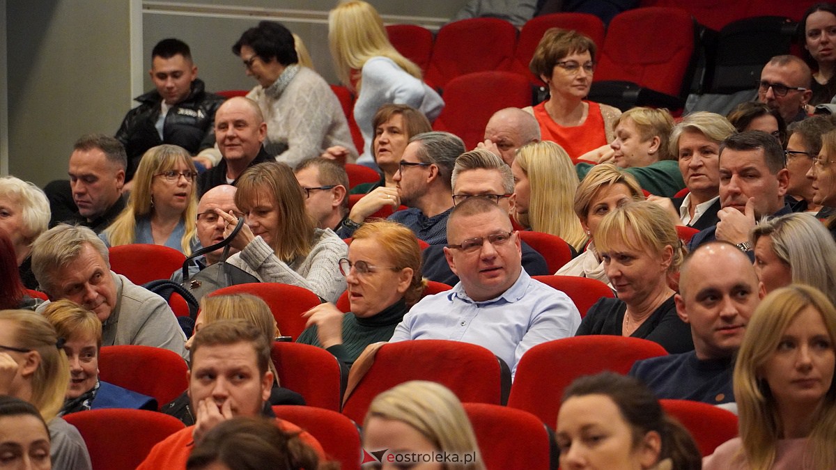 „Najsłodszy owoc” - spektakl komediowy w Ostrołęckim Centrum Kultury [5.12.2022]  - zdjęcie #30 - eOstroleka.pl