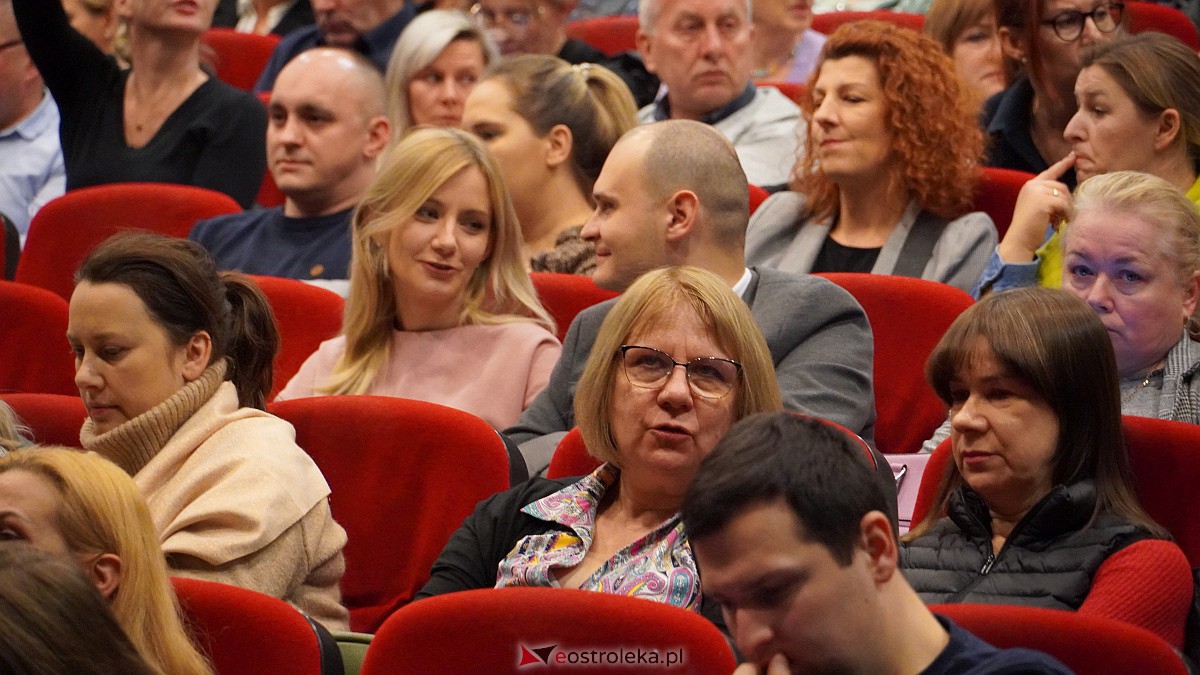 „Najsłodszy owoc” - spektakl komediowy w Ostrołęckim Centrum Kultury [5.12.2022]  - zdjęcie #26 - eOstroleka.pl