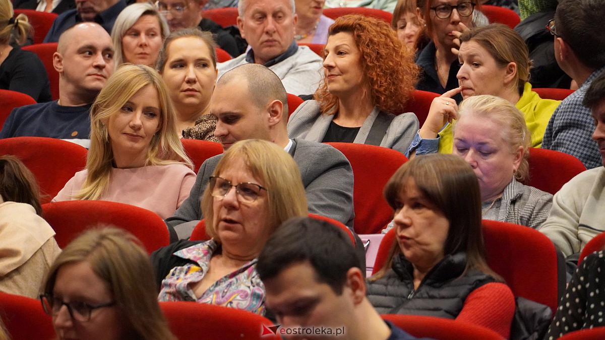 „Najsłodszy owoc” - spektakl komediowy w Ostrołęckim Centrum Kultury [5.12.2022]  - zdjęcie #25 - eOstroleka.pl