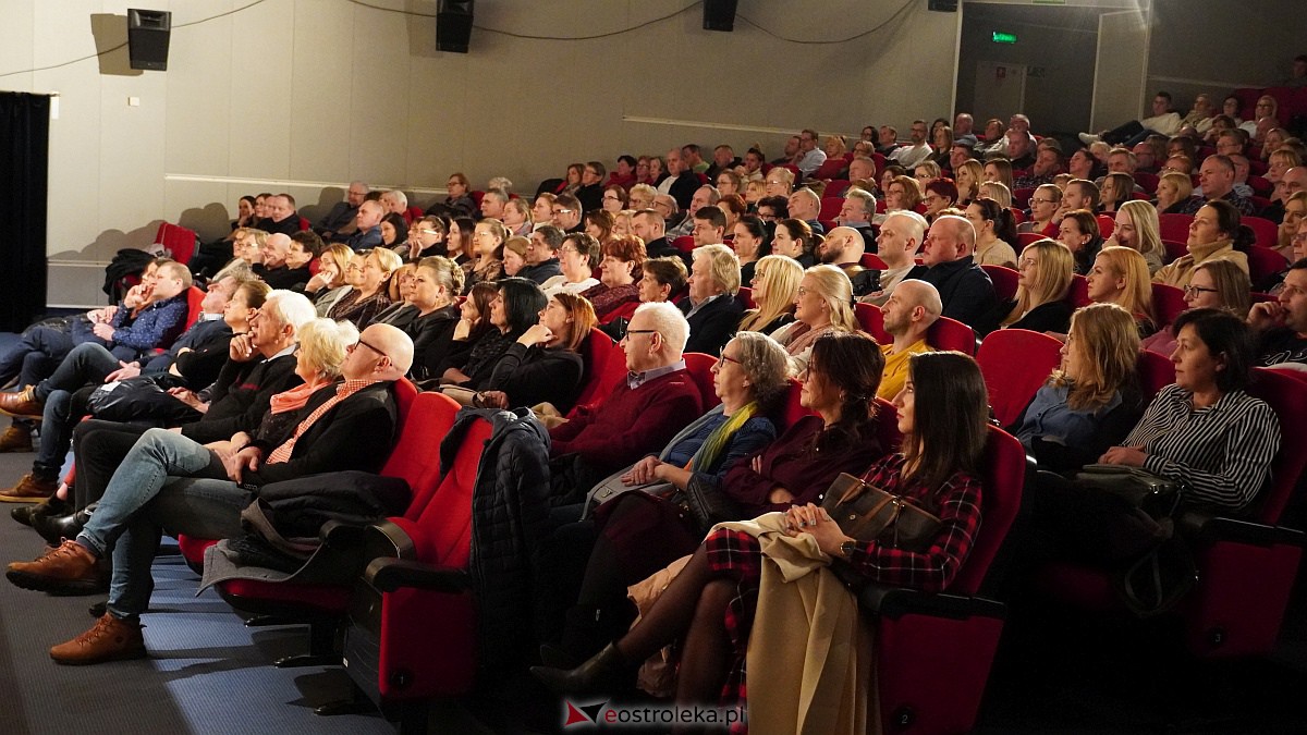 „Najsłodszy owoc” - spektakl komediowy w Ostrołęckim Centrum Kultury [5.12.2022]  - zdjęcie #15 - eOstroleka.pl