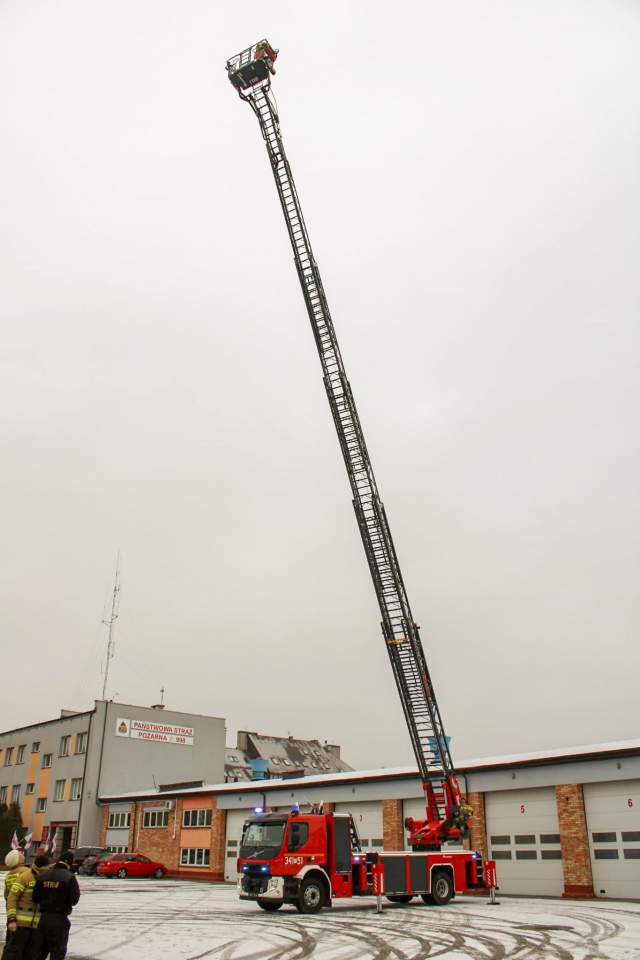 Strażacy z Ostrołęki dostali nową “zabawkę” wartą ponad 3 miliony złotych [06.12.2022] - zdjęcie #1 - eOstroleka.pl