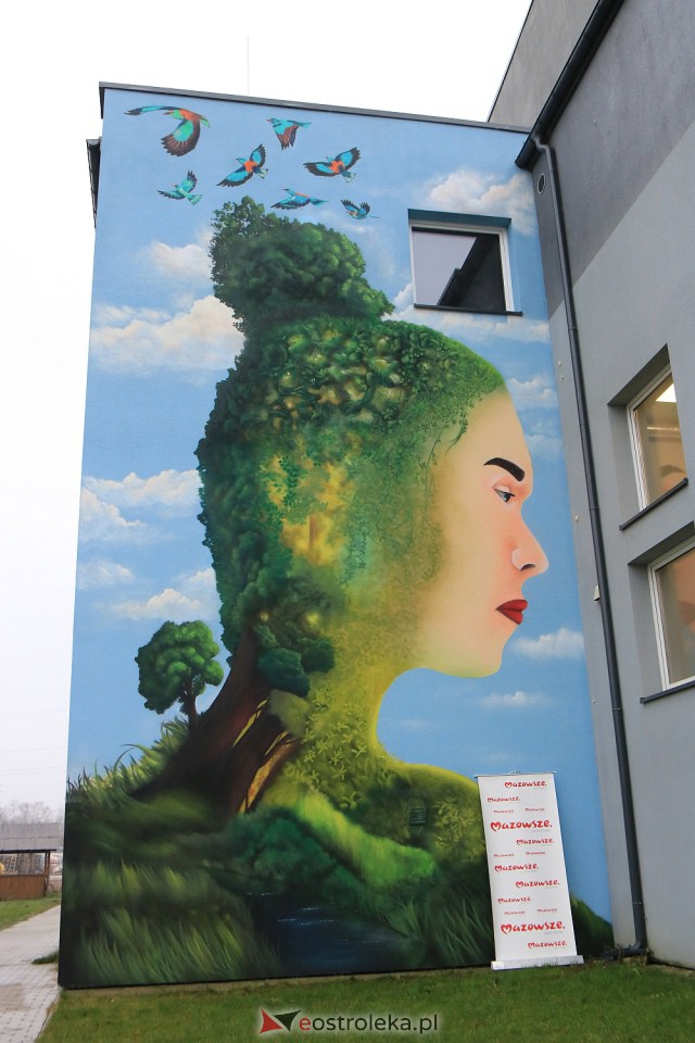 Odsłonięcie muralu w Multimedialnym Centrum Natura w Ostrołęce [06.12.2022] - zdjęcie #4 - eOstroleka.pl