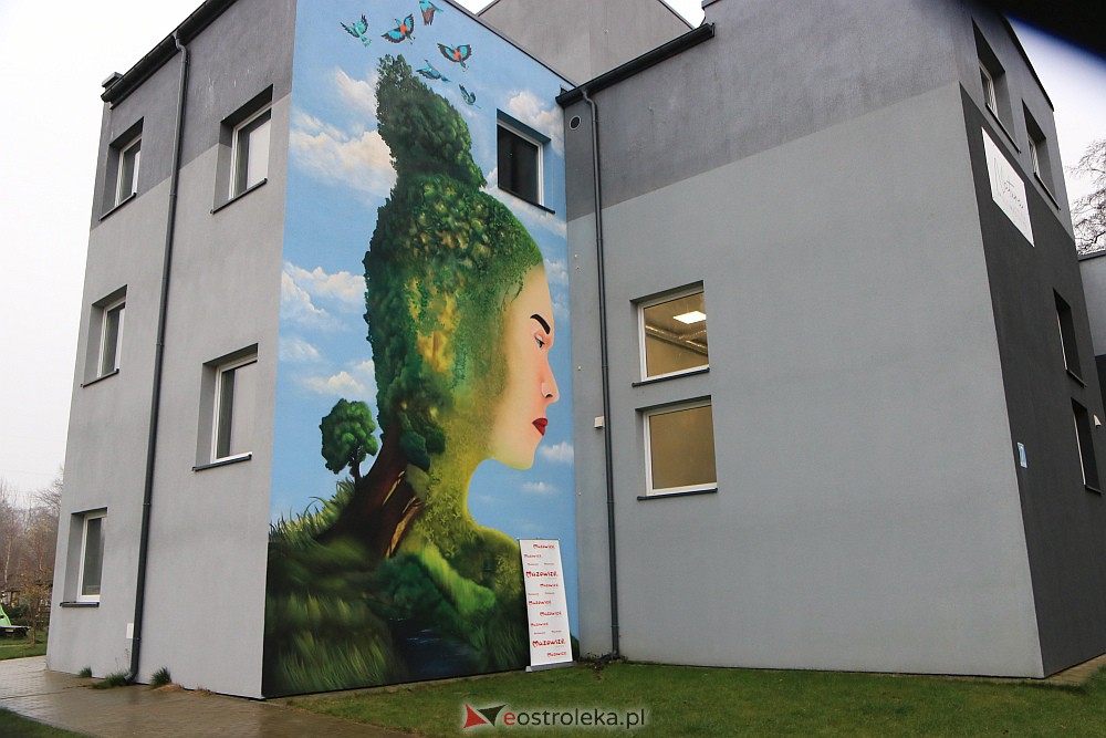 Odsłonięcie muralu w Multimedialnym Centrum Natura w Ostrołęce [06.12.2022] - zdjęcie #7 - eOstroleka.pl