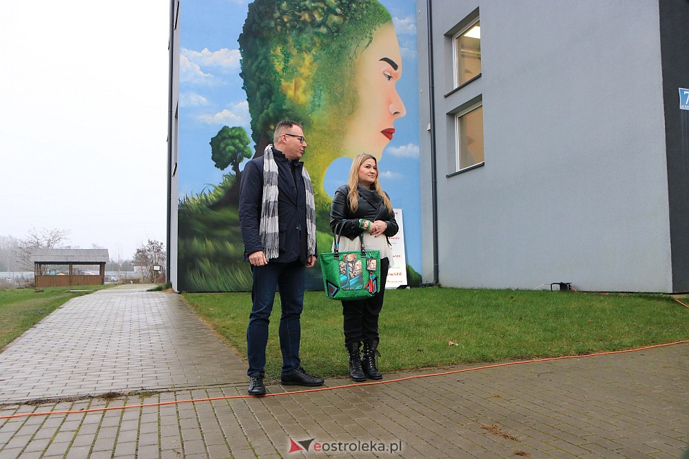 Odsłonięcie muralu w Multimedialnym Centrum Natura w Ostrołęce [06.12.2022] - zdjęcie #10 - eOstroleka.pl