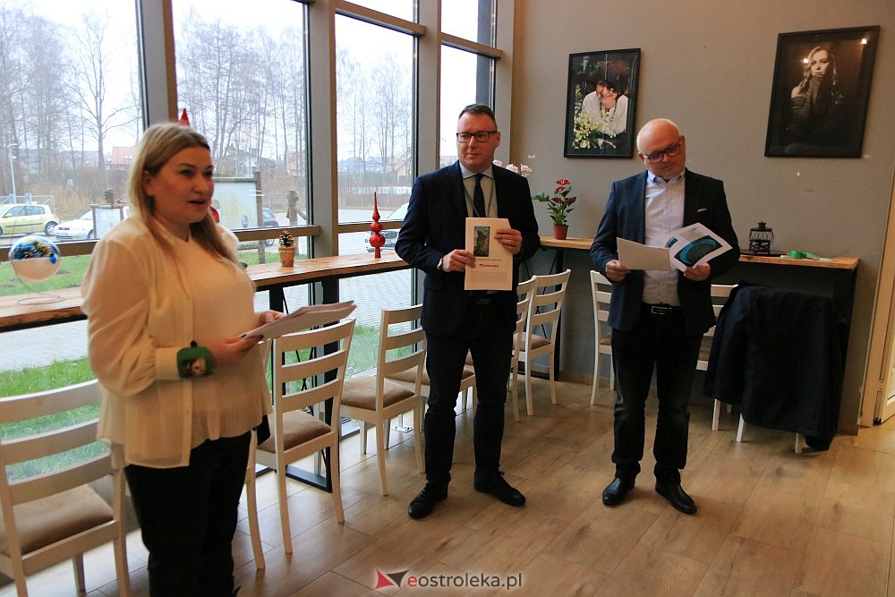 Odsłonięcie muralu w Multimedialnym Centrum Natura w Ostrołęce [06.12.2022] - zdjęcie #2 - eOstroleka.pl