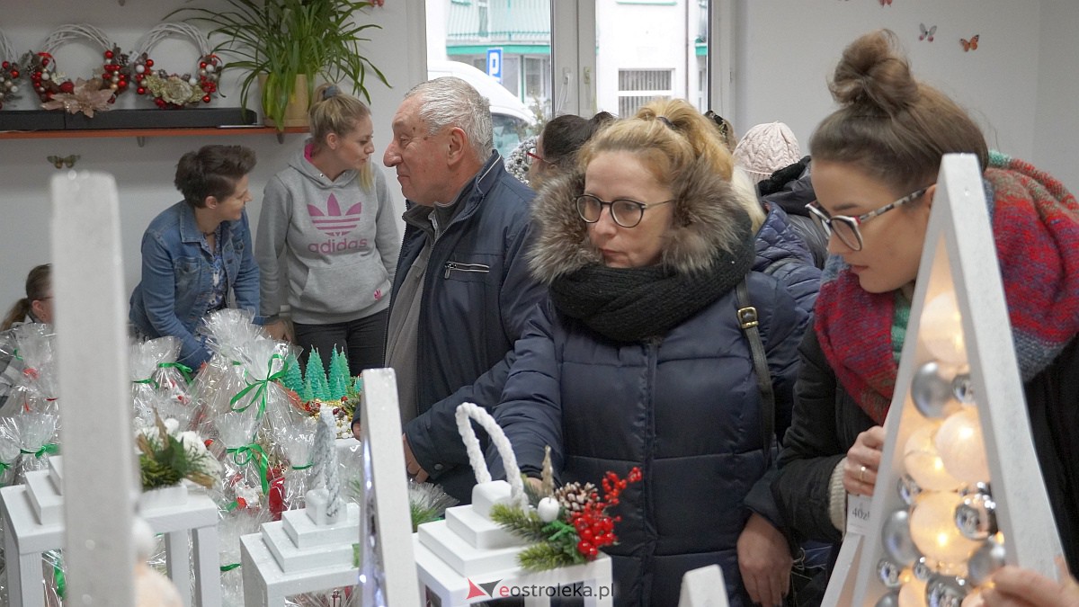 Kiermasz Bożonarodzeniowy w Warsztatach Terapii Zajęciowej Motylki [7.12.2022] - zdjęcie #11 - eOstroleka.pl