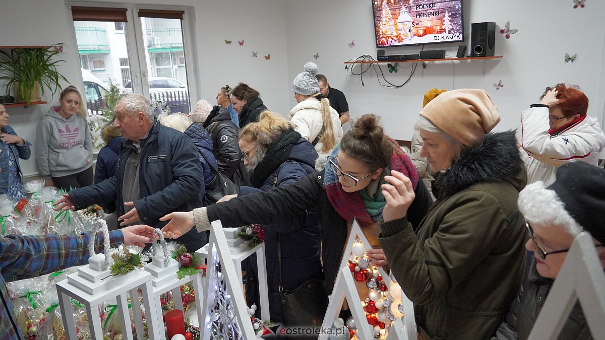 Kiermasz Bożonarodzeniowy w Warsztatach Terapii Zajęciowej Motylki [7.12.2022] - zdjęcie #11 - eOstroleka.pl