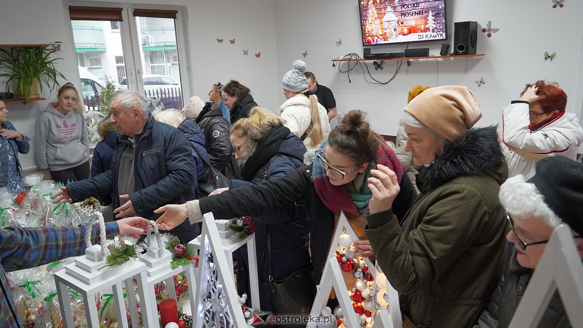 Kiermasz Bożonarodzeniowy w Warsztatach Terapii Zajęciowej Motylki [7.12.2022] - zdjęcie #10 - eOstroleka.pl