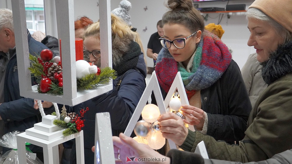 Kiermasz Bożonarodzeniowy w Warsztatach Terapii Zajęciowej Motylki [7.12.2022] - zdjęcie #9 - eOstroleka.pl