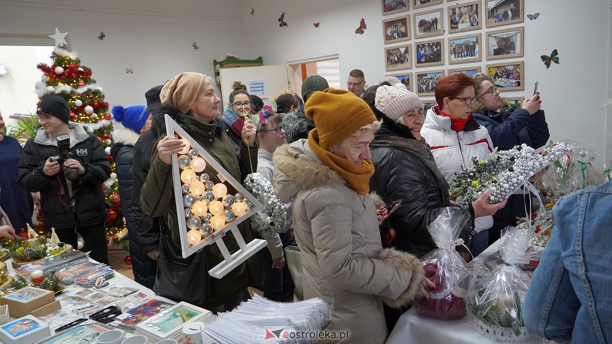 Kiermasz Bożonarodzeniowy w Warsztatach Terapii Zajęciowej Motylki [7.12.2022] - zdjęcie #15 - eOstroleka.pl