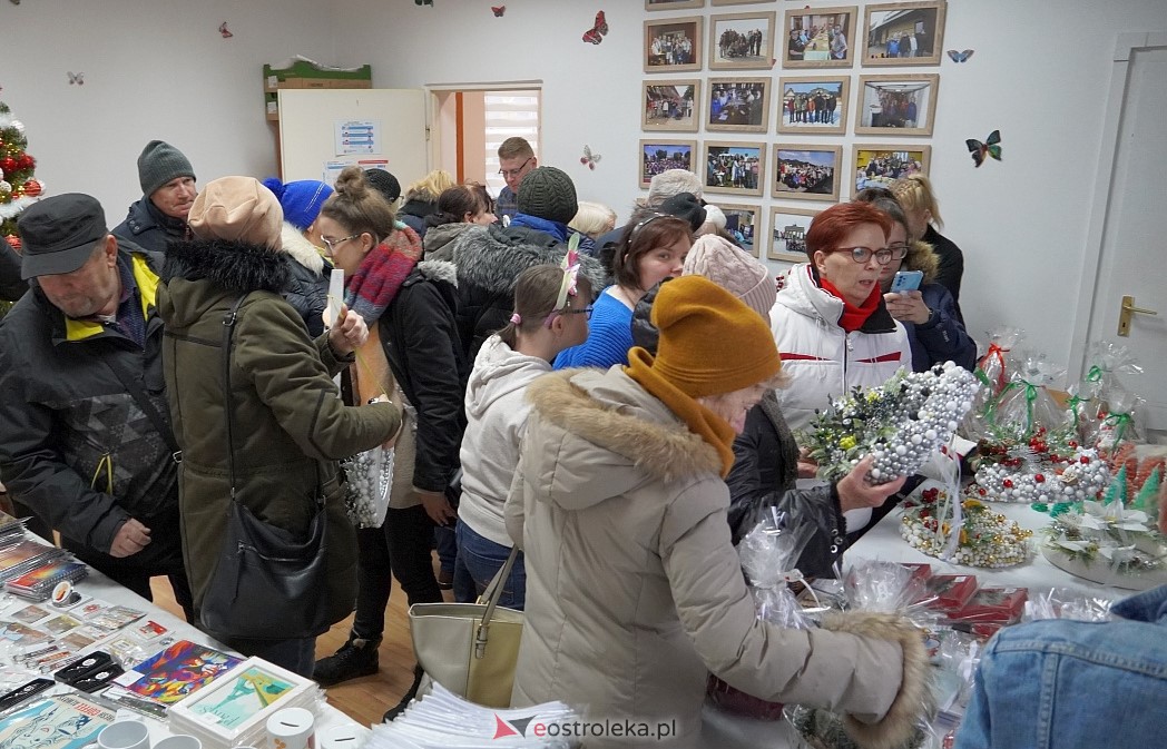 Kiermasz Bożonarodzeniowy w Warsztatach Terapii Zajęciowej Motylki [7.12.2022] - zdjęcie #5 - eOstroleka.pl
