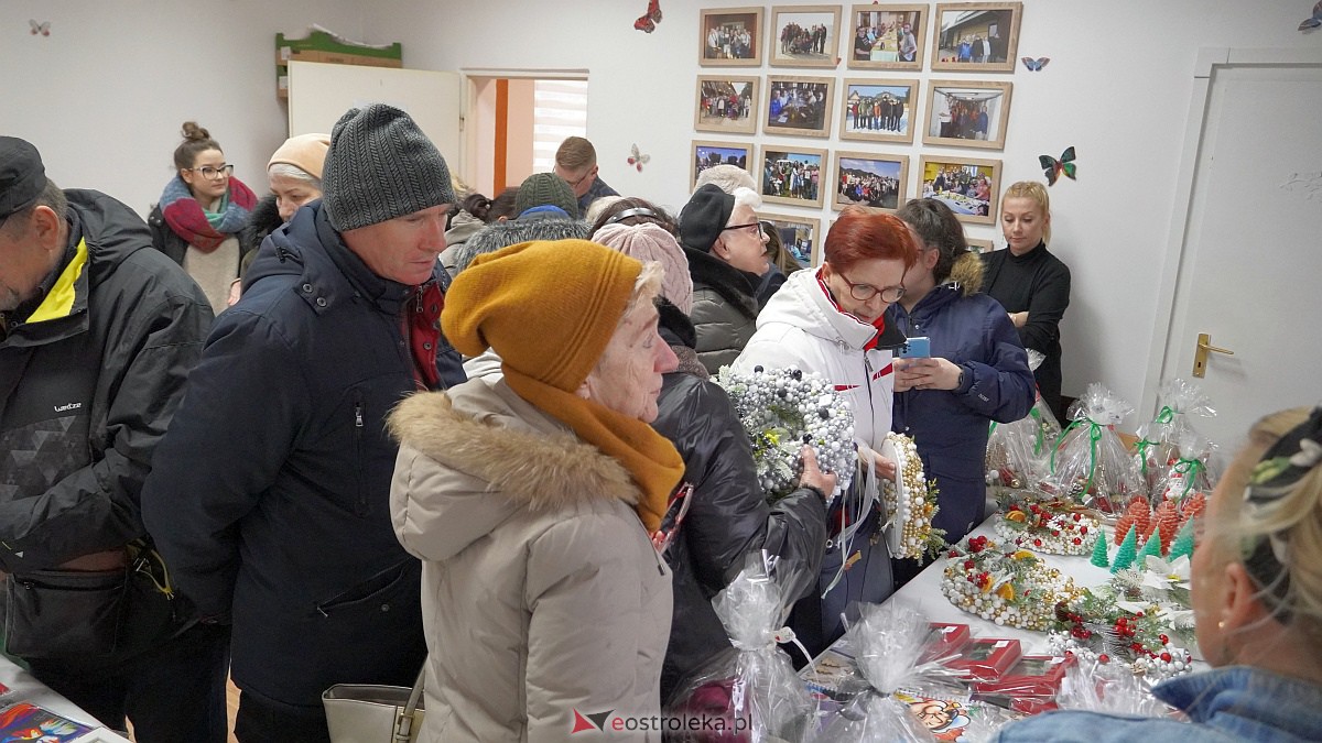 Kiermasz Bożonarodzeniowy w Warsztatach Terapii Zajęciowej Motylki [7.12.2022] - zdjęcie #4 - eOstroleka.pl