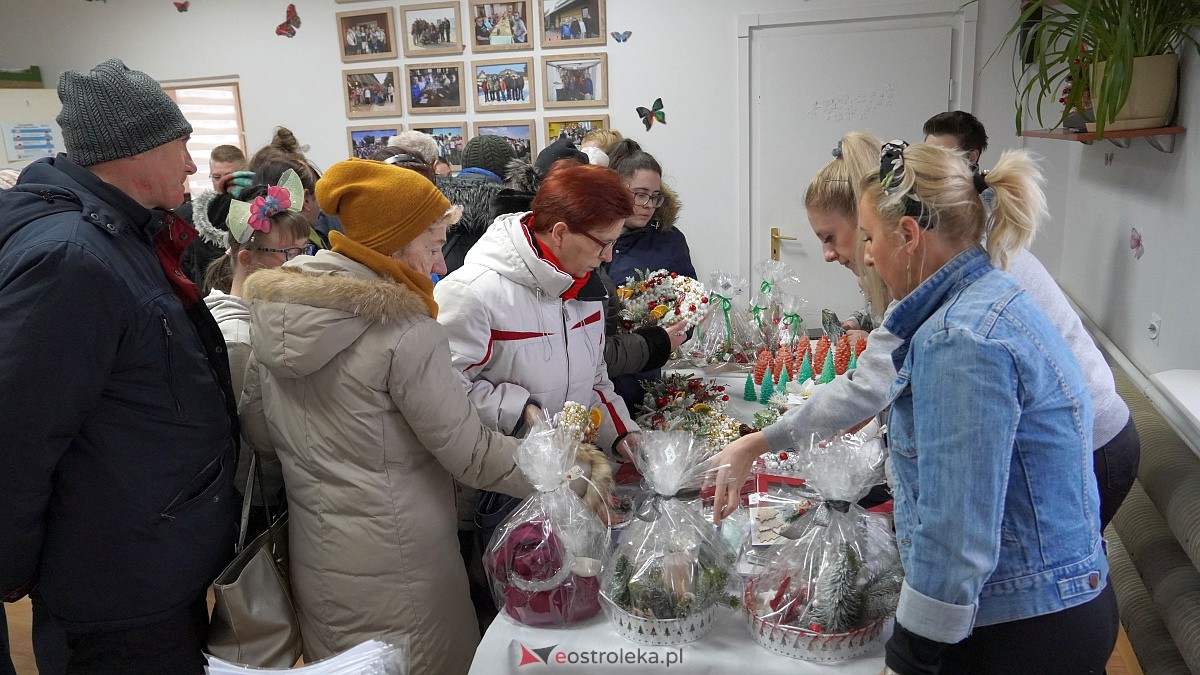 Kiermasz Bożonarodzeniowy w Warsztatach Terapii Zajęciowej Motylki [7.12.2022] - zdjęcie #18 - eOstroleka.pl