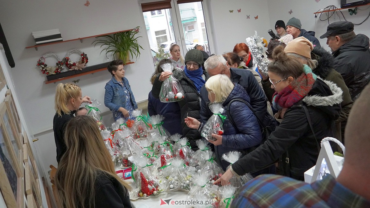 Kiermasz Bożonarodzeniowy w Warsztatach Terapii Zajęciowej Motylki [7.12.2022] - zdjęcie #1 - eOstroleka.pl