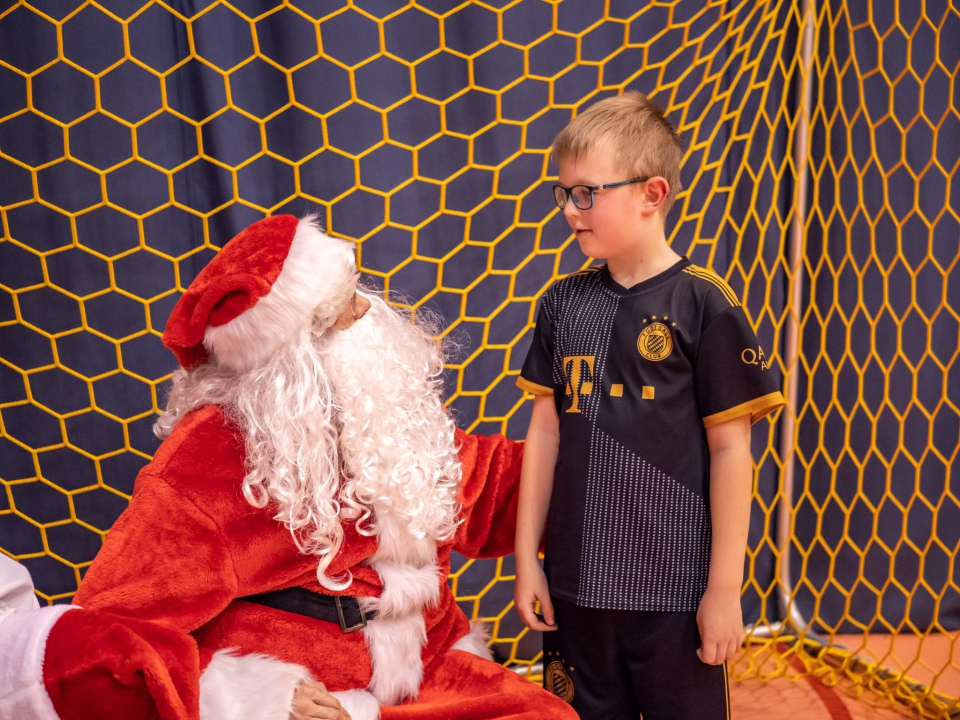 Święty Mikołaj odwiedził Akademię Młodego Piłkarza [9.12.2022] - zdjęcie #6 - eOstroleka.pl