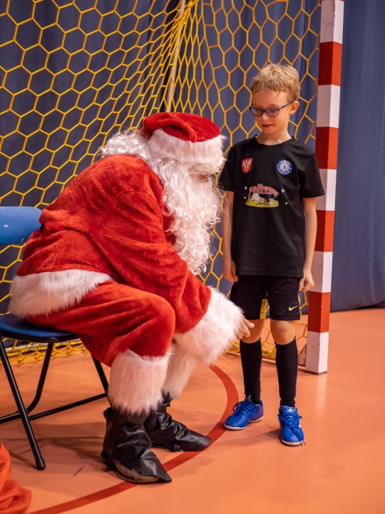 Święty Mikołaj odwiedził Akademię Młodego Piłkarza [9.12.2022] - zdjęcie #40 - eOstroleka.pl