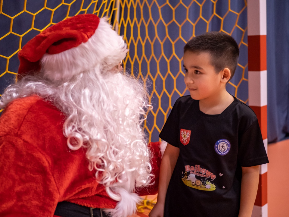 Święty Mikołaj odwiedził Akademię Młodego Piłkarza [9.12.2022] - zdjęcie #43 - eOstroleka.pl