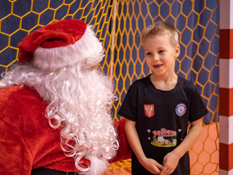 Święty Mikołaj odwiedził Akademię Młodego Piłkarza [9.12.2022] - zdjęcie #46 - eOstroleka.pl