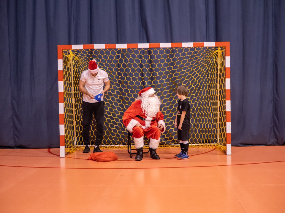 Święty Mikołaj odwiedził Akademię Młodego Piłkarza [9.12.2022] - zdjęcie #47 - eOstroleka.pl