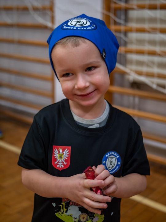 Święty Mikołaj odwiedził Akademię Młodego Piłkarza [9.12.2022] - zdjęcie #60 - eOstroleka.pl