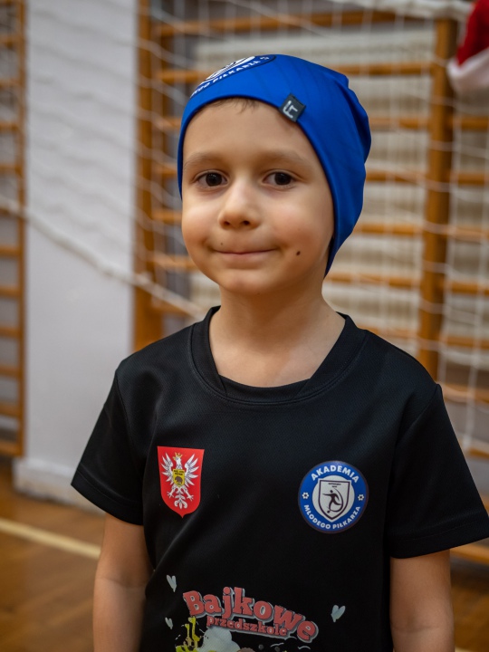 Święty Mikołaj odwiedził Akademię Młodego Piłkarza [9.12.2022] - zdjęcie #14 - eOstroleka.pl