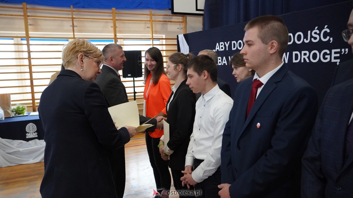 Stypendia Prezesa Rady Ministrów - uroczyste rozdanie w Zespole Szkół Powiatowych w Myszyńcu [09.12.2022] - zdjęcie #1 - eOstroleka.pl