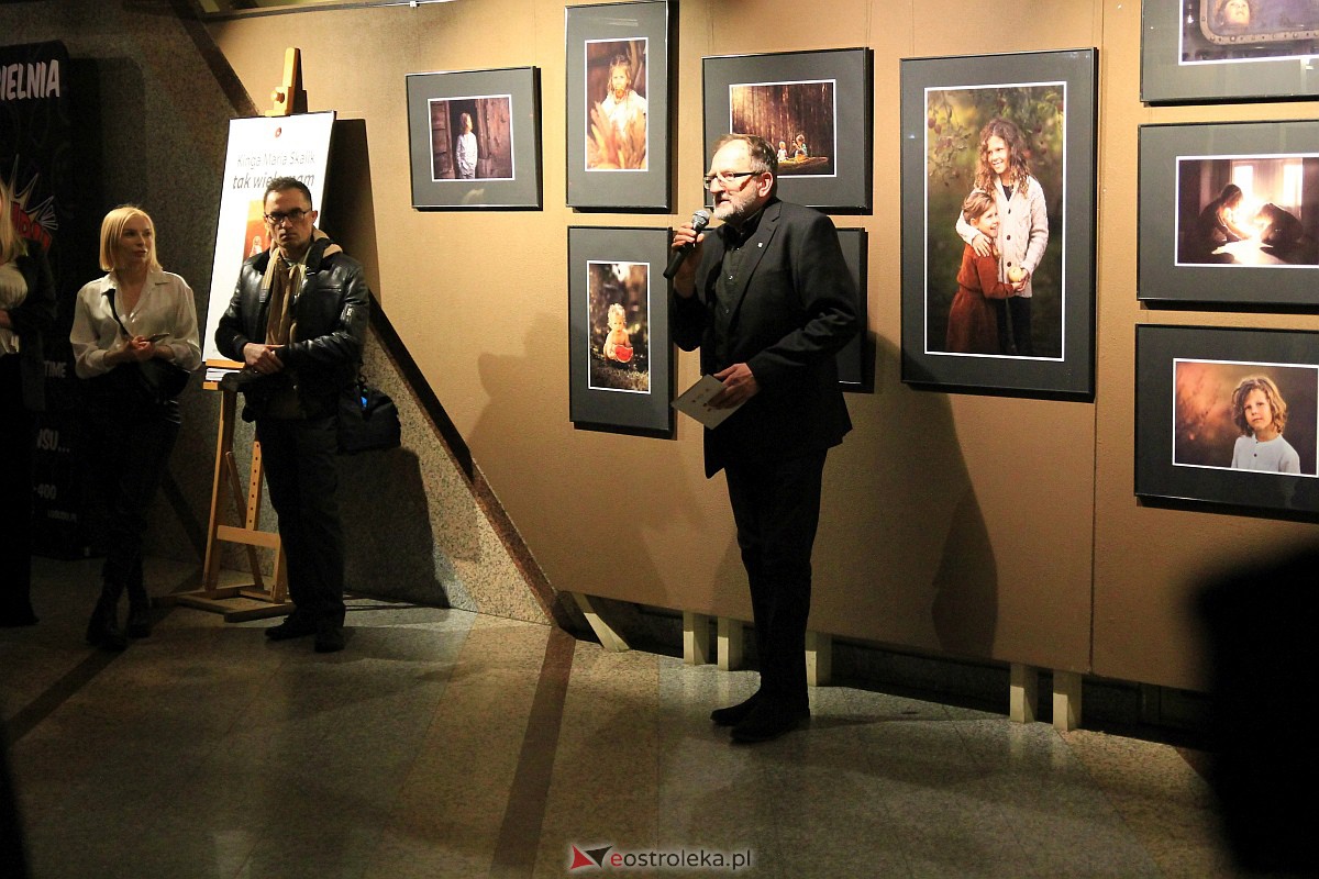 Wernisaż wystawy Kingi Skalik “Tak wiele mam” [09.12.2022] - zdjęcie #1 - eOstroleka.pl