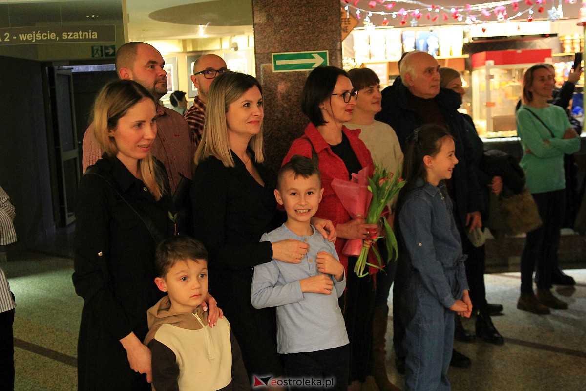 Wernisaż wystawy Kingi Skalik “Tak wiele mam” [09.12.2022] - zdjęcie #20 - eOstroleka.pl