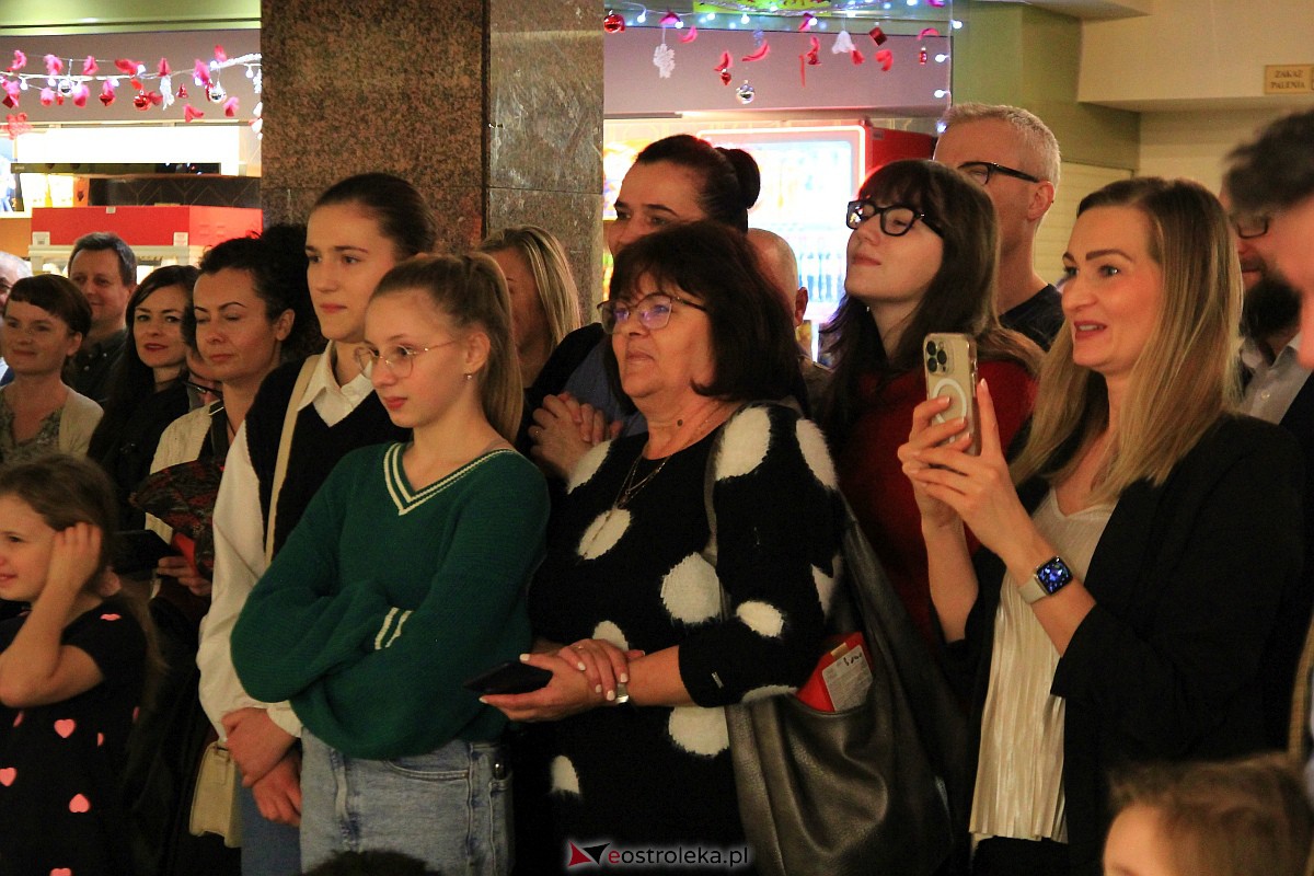 Wernisaż wystawy Kingi Skalik “Tak wiele mam” [09.12.2022] - zdjęcie #12 - eOstroleka.pl