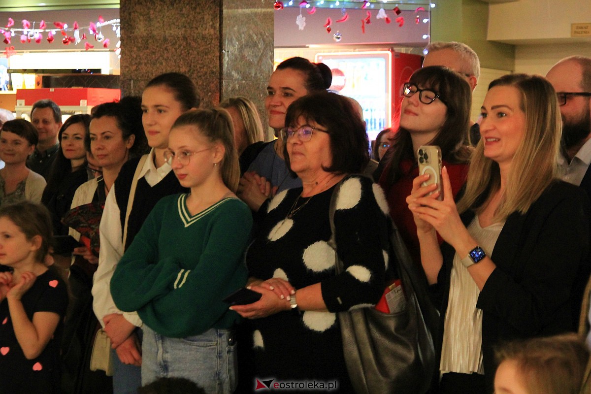 Wernisaż wystawy Kingi Skalik “Tak wiele mam” [09.12.2022] - zdjęcie #11 - eOstroleka.pl