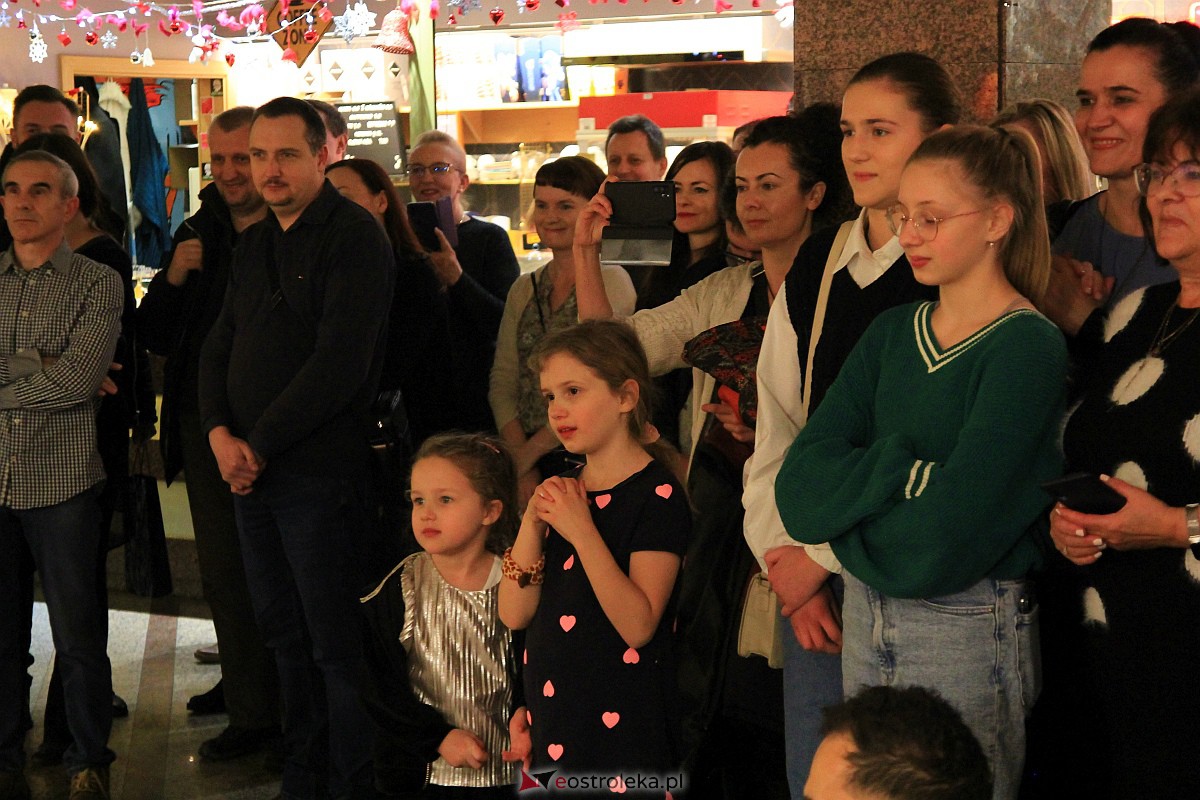 Wernisaż wystawy Kingi Skalik “Tak wiele mam” [09.12.2022] - zdjęcie #10 - eOstroleka.pl