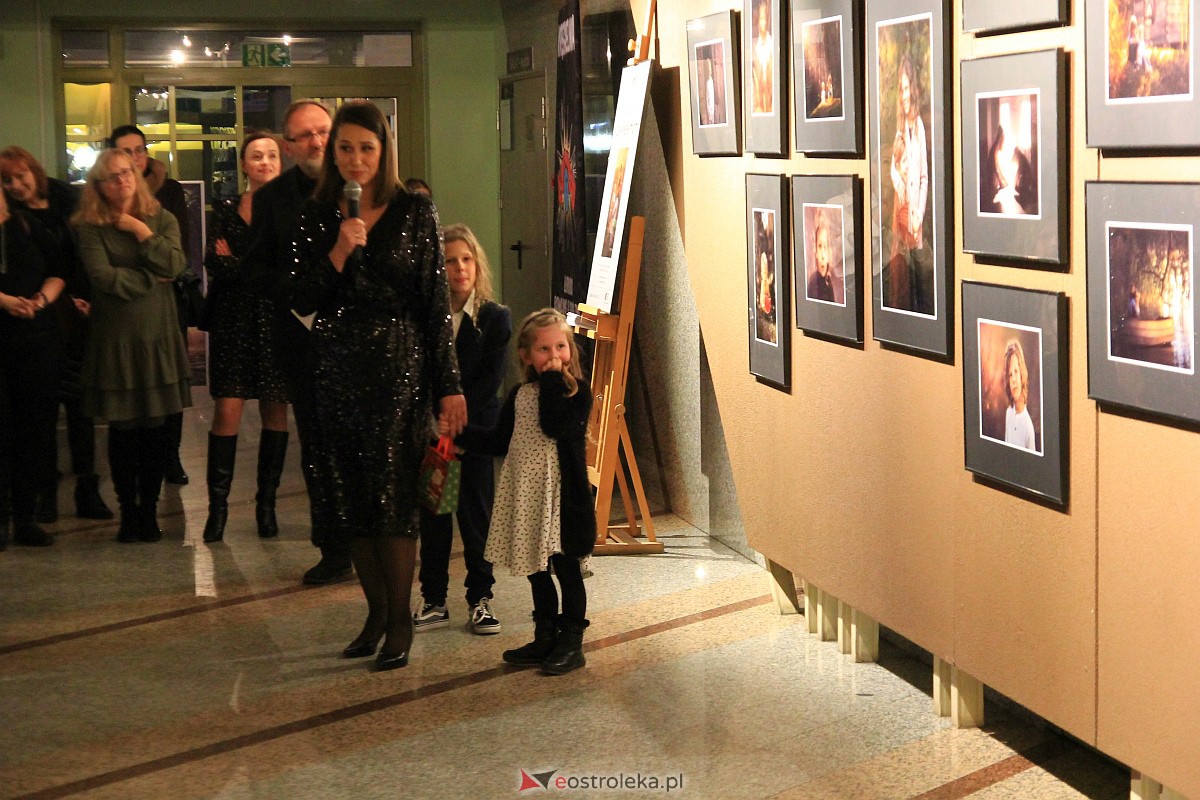Wernisaż wystawy Kingi Skalik “Tak wiele mam” [09.12.2022] - zdjęcie #4 - eOstroleka.pl