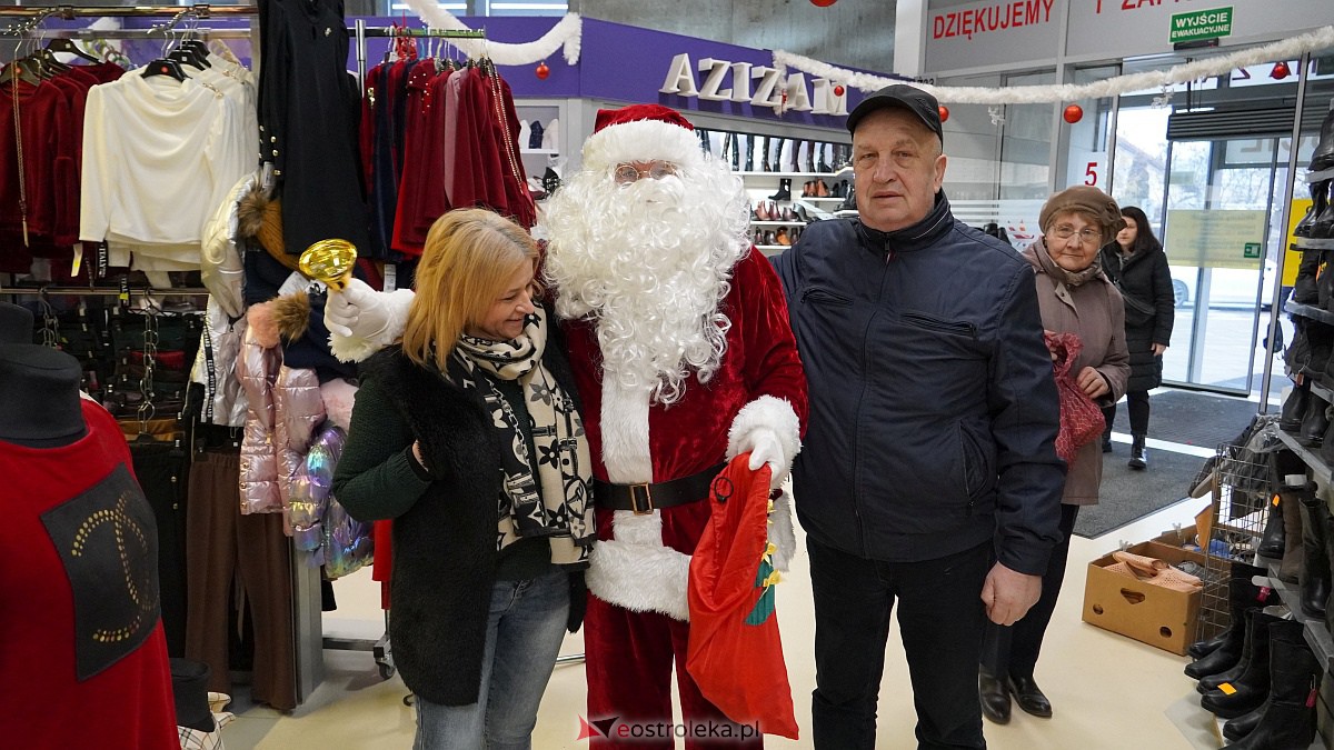 Święty Mikołaj w hali targowej Feniks [10.12.2022] - zdjęcie #4 - eOstroleka.pl