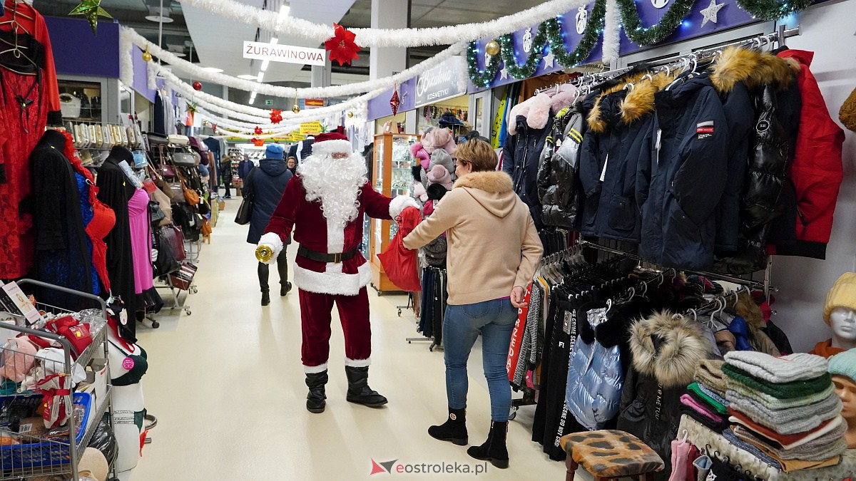 Święty Mikołaj w hali targowej Feniks [10.12.2022] - zdjęcie #6 - eOstroleka.pl