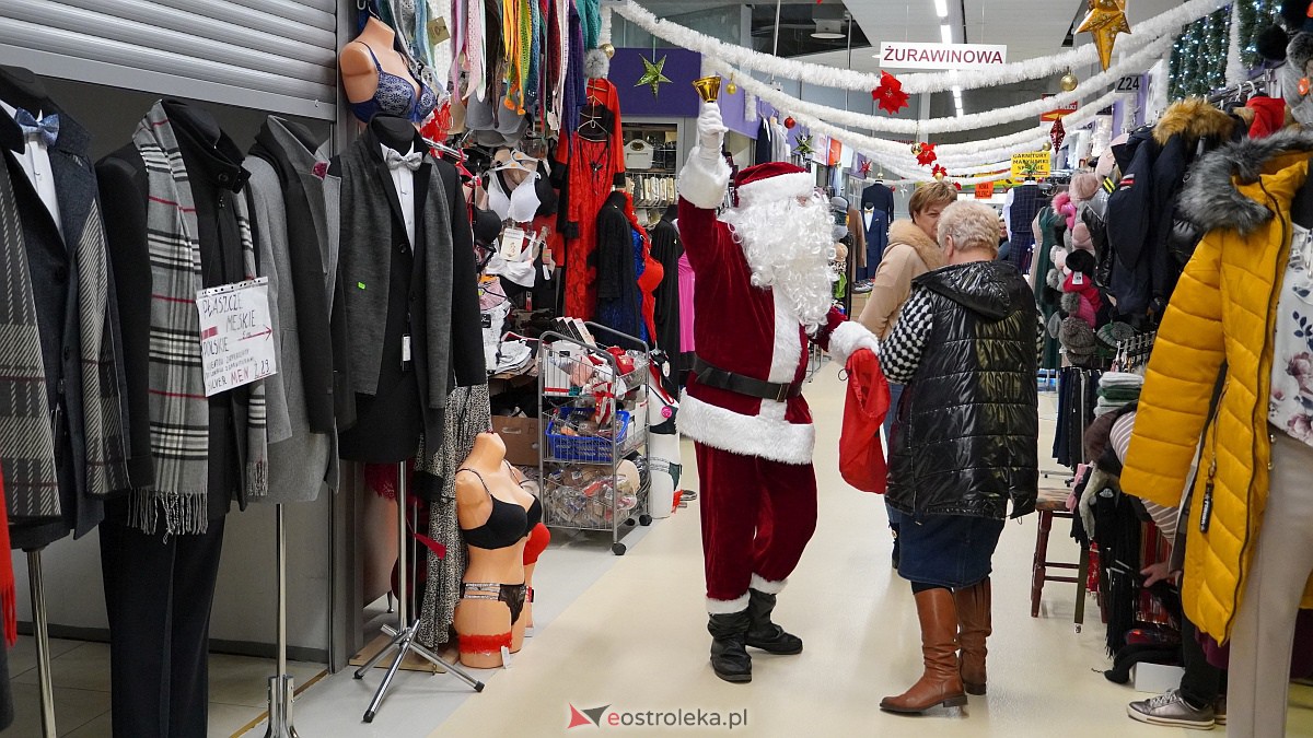 Święty Mikołaj w hali targowej Feniks [10.12.2022] - zdjęcie #8 - eOstroleka.pl