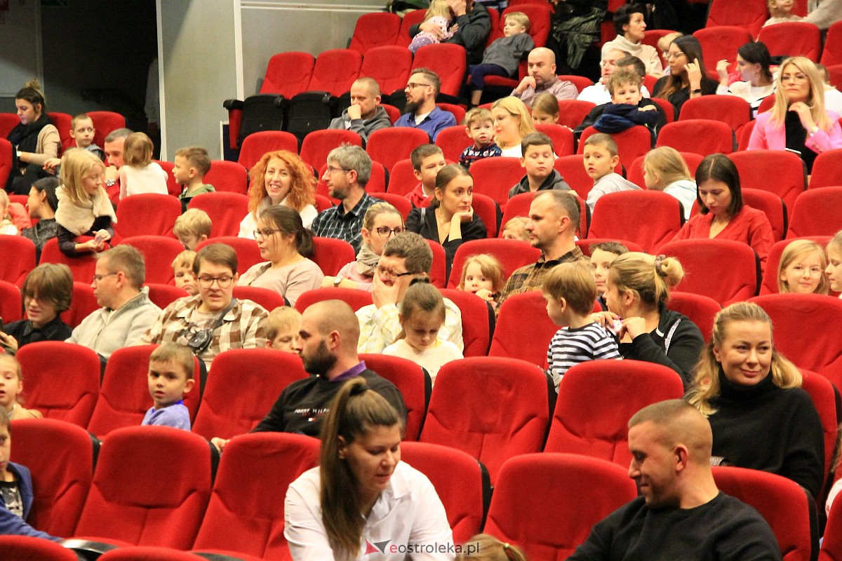 Spektakl o Kryształowej Królowie Śniegu w OCK [11.12.2022] - zdjęcie #33 - eOstroleka.pl