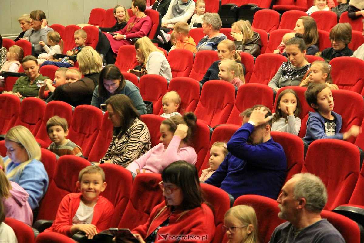 Spektakl o Kryształowej Królowie Śniegu w OCK [11.12.2022] - zdjęcie #32 - eOstroleka.pl