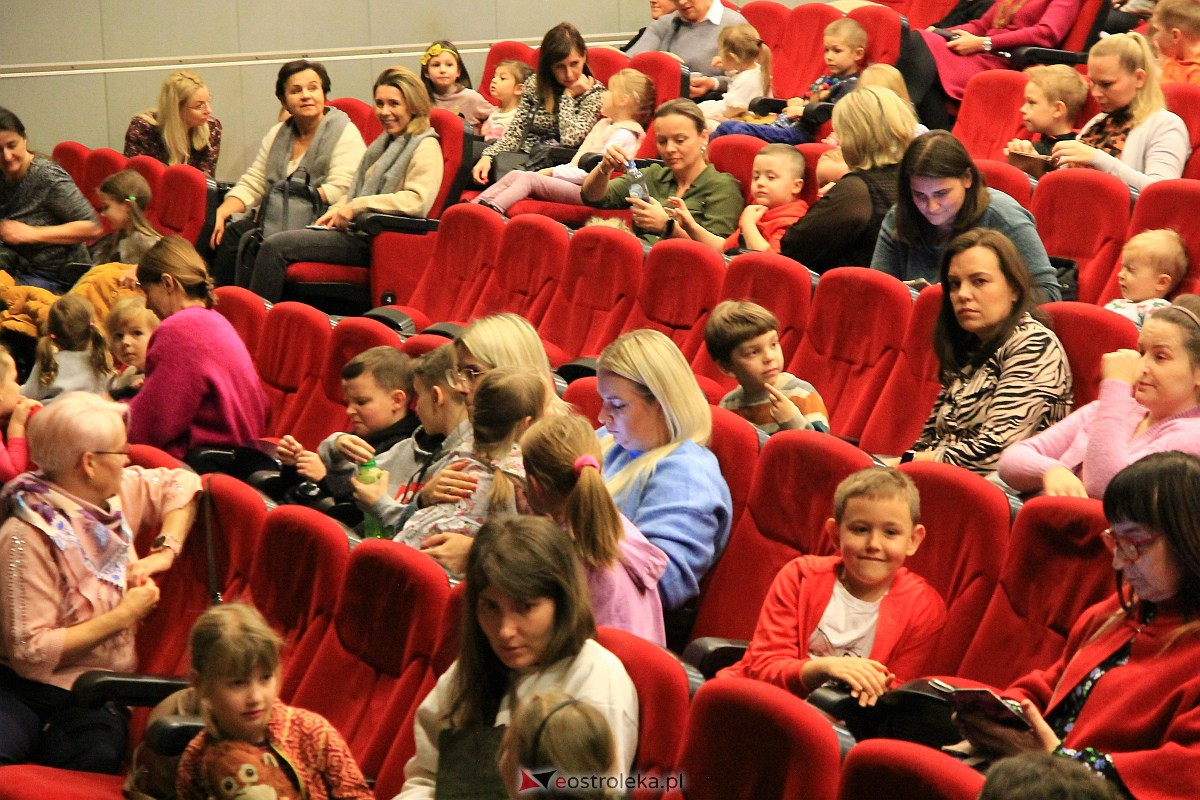 Spektakl o Kryształowej Królowie Śniegu w OCK [11.12.2022] - zdjęcie #31 - eOstroleka.pl