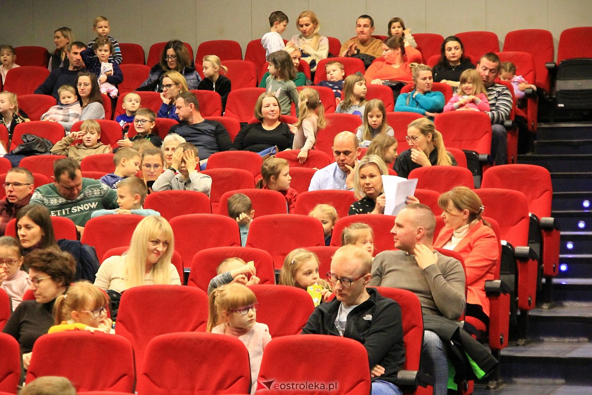 Spektakl o Kryształowej Królowie Śniegu w OCK [11.12.2022] - zdjęcie #30 - eOstroleka.pl