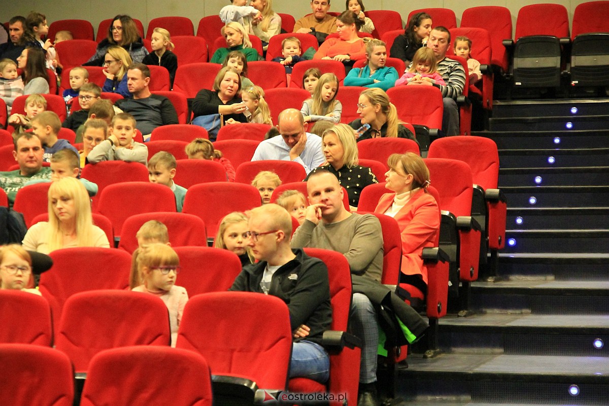 Spektakl o Kryształowej Królowie Śniegu w OCK [11.12.2022] - zdjęcie #26 - eOstroleka.pl