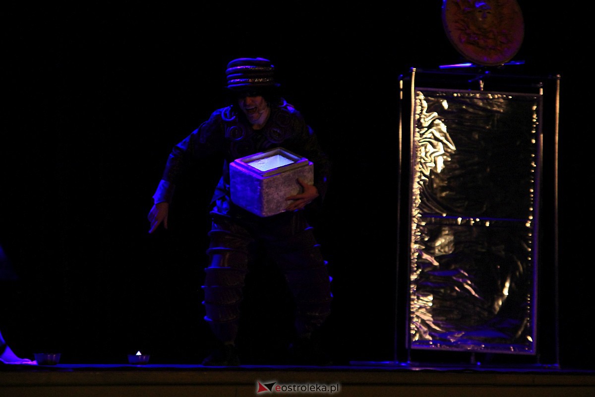 Spektakl o Kryształowej Królowie Śniegu w OCK [11.12.2022] - zdjęcie #25 - eOstroleka.pl