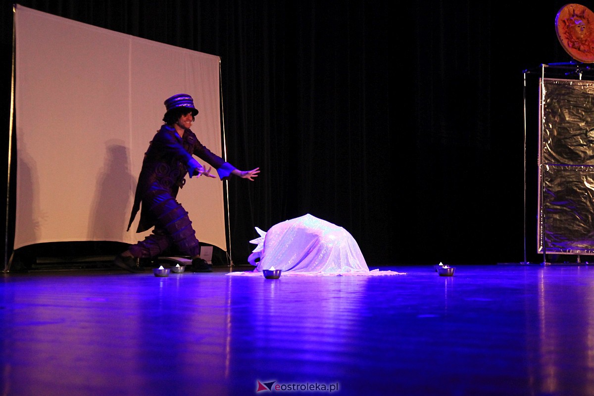 Spektakl o Kryształowej Królowie Śniegu w OCK [11.12.2022] - zdjęcie #24 - eOstroleka.pl