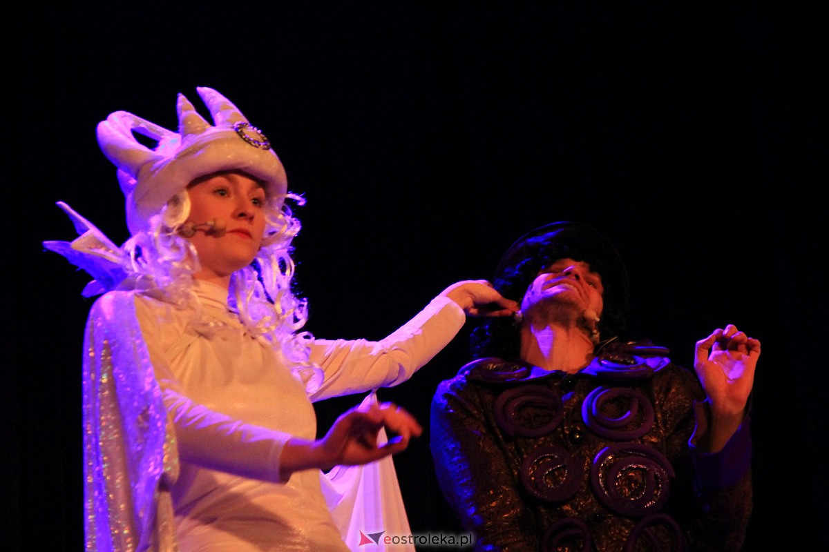 Spektakl o Kryształowej Królowie Śniegu w OCK [11.12.2022] - zdjęcie #14 - eOstroleka.pl