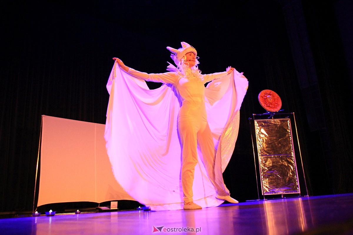 Spektakl o Kryształowej Królowie Śniegu w OCK [11.12.2022] - zdjęcie #11 - eOstroleka.pl